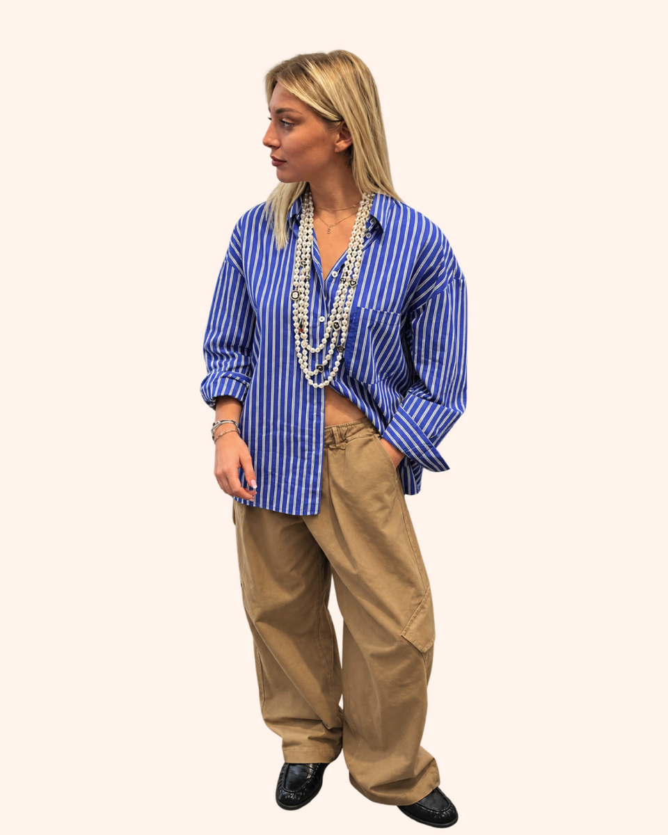 Look Boutique Giu en chemise rayée bleue et pantalon cargo