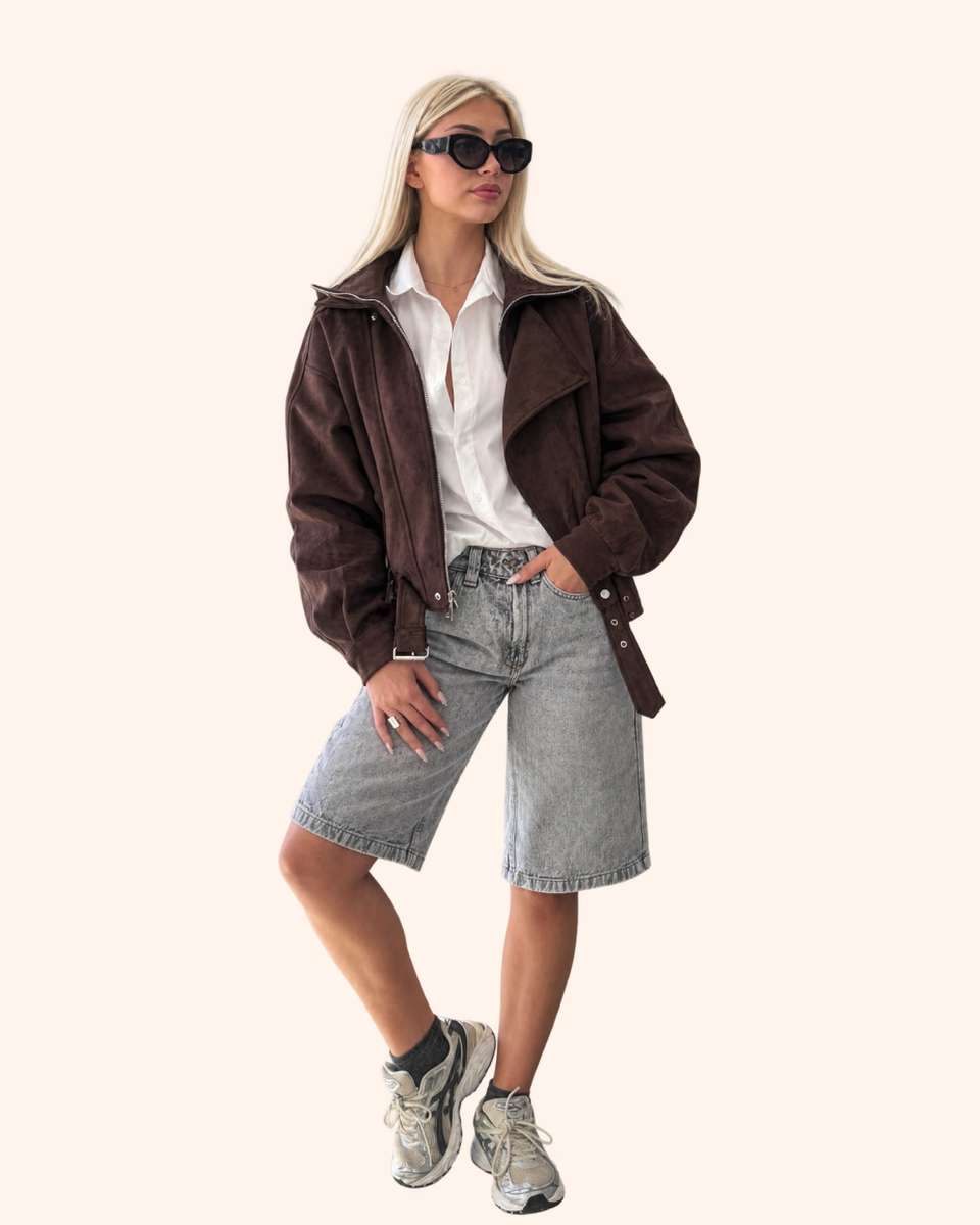 Look Boutique Giu en veste chocolat et bermuda en jean